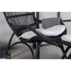 Svea - Yaral Loungestoel Met Voetenbank - Zwart - Rattan 10 Svea - Yaral Loungestoel Met Voetenbank - Zwart - Rattan -Geselecteerde Tuinmeubelwinkel 4be33e1f59e3428e8f4cc4b1988b41a9